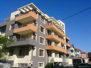 Новая трехкомнатная квартира в Сарафово с видом на море и отделкой под ключ для круглогодичного проживания.