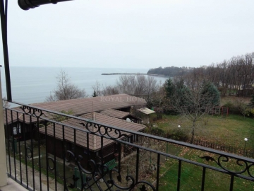 Дешевая двухкомнатная квартира с видом на море. Вторичная недвижимость в Болгарии на берегу моря.