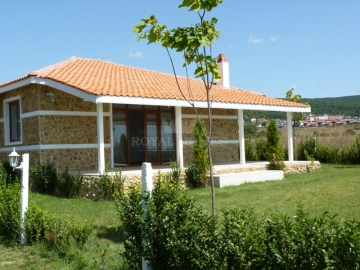 Дом в Болгарии на берегу моря в Кошарица. Одноэтажная вилла с участком для отдыха.