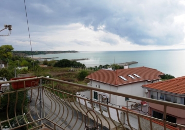 Квартира в Болгарии на первой линии моря. Недвижимость в городе с панорамным видом на море.