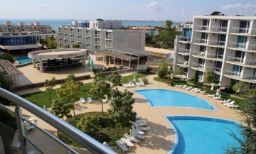 Трехкомнатная квартира в Сарафово для ПМЖ.  Вторичная недвижимость в Болгарии с видом на море и бассейн.