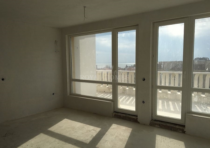 Новая квартира типа пентхаус в Сарафово с панорамн