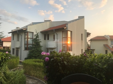 Купить дом в Болгарии для круглогодичного проживания. Вилла на берегу моря в коттеджном поселке.