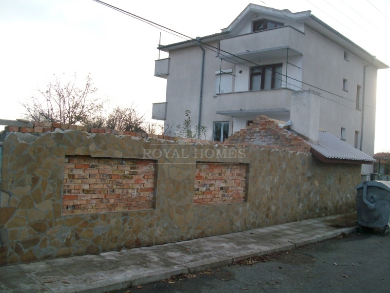 Большой дом с участком в Болгарии.