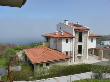 Купить таунхаус в Лозенец на первой линии моря. Дом в Болгарии с видом на море в коттеджном поселке.