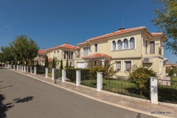 Купить дом в Болгарии в закрытом коттеджном поселке Виктория Резиденс. Недвижимость в районе Поморие и Сарафово для круглогодичного проживания.