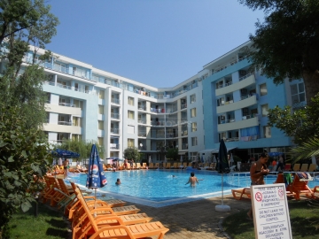 Недорогая трехкомнатная квартира на Солнечном Берегу на первой линии рядом с морем. Вторичная недвижимость в Болгарии, комплекс Ясень.