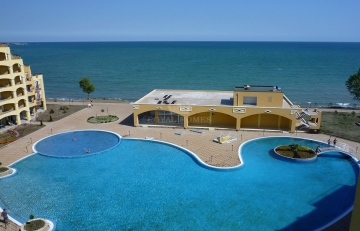 Квартира студия в Болгарии недорого с видом на море. Недвижимость в городе Ахелой на первой линии моря.