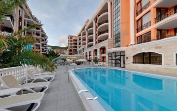 Купить элитную недвижимость в городе Святой Влас с видом на море. Трехкомнатная квартира в Болгарии для круглогодичного проживания.