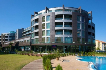 Продается трехкомнатная квартира в Болгарии в 100 м. от моря. Купить вторичную недвижимость на Солнечном Берегу.