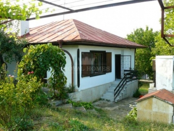 Продажа недвижимсоти в Болгарии на море. Дом в Болгарии в сельской местности недалеко от города Обзор.