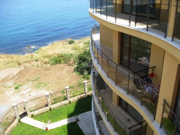 Недвижимость в Болгарии недорого на первой линии у моря в Ахтополе. Купить квартиру в Болгарии.