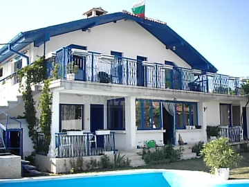 Отдельно стоящий дом в Болгарии на берегу моря с бассейном в Бяла.